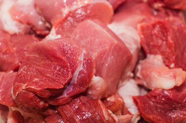 Taze çiğ et dokusu arkaplanı, kırmızı sulu et parçaları yakın plan.