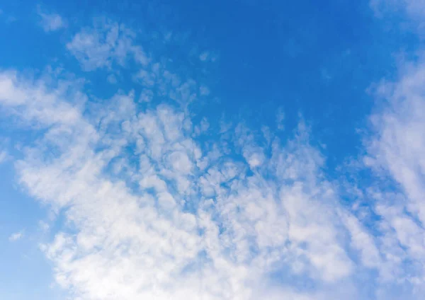 Schöne Zirruswolken Blauen Himmel Flauschige Wolken Tag Hintergrundtextur — Stockfoto