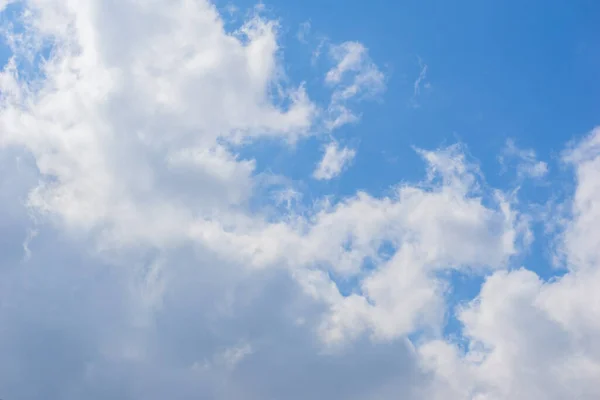 Όμορφα Σύννεφα Cirrus Στον Γαλάζιο Ουρανό Χνουδωτά Σύννεφα Κατά Διάρκεια — Φωτογραφία Αρχείου