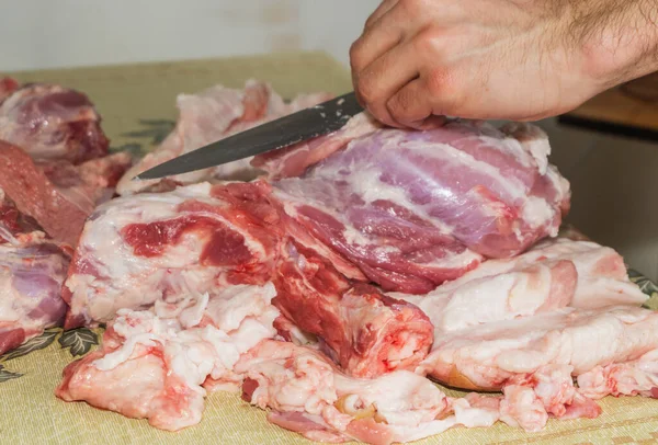 男の手はナイフで肉の新鮮な生の部分を切断 肉の肉屋 — ストック写真