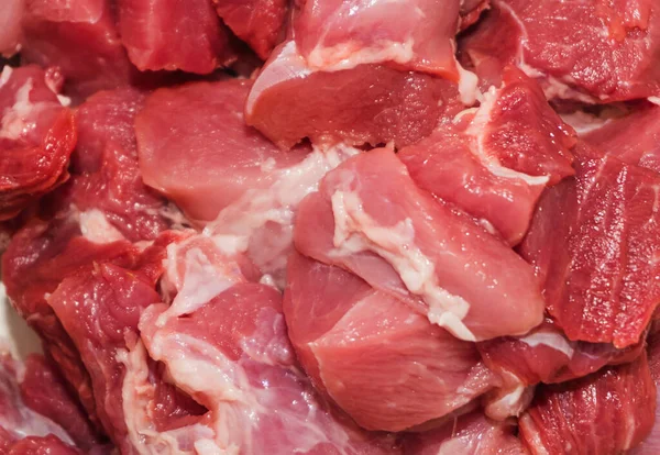 Taze çiğ et dokusu arkaplanı, kırmızı sulu et parçaları yakın plan.