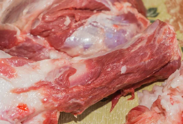 テーブルの上の新鮮な肉の生の部分 肉のヒレ肉 — ストック写真