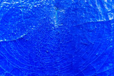 Çatlak mavi arkaplan desenli duvar, eski hasarlı mavi yüzey.