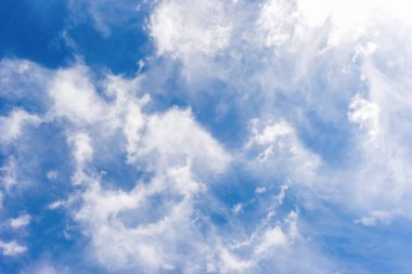 Mavi gökyüzü ve güzel kabarık bulutlar güneşli bir günde, arka plan dokusu