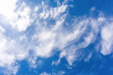 Mavi gökyüzü ve güzel kabarık bulutlar güneşli bir günde, arka plan dokusu