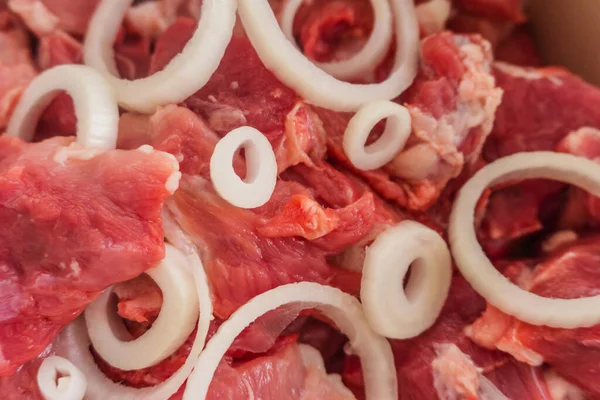 Pedaços Frescos Carne Crua Com Anéis Cebola Textura Fundo Pedaços — Fotografia de Stock