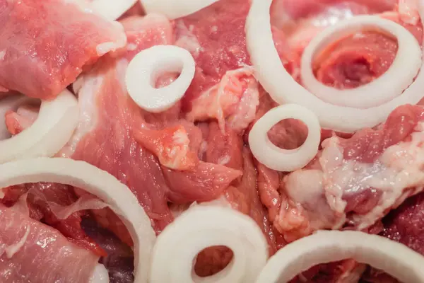 Pedaços Frescos Carne Crua Com Anéis Cebola Textura Fundo Pedaços — Fotografia de Stock