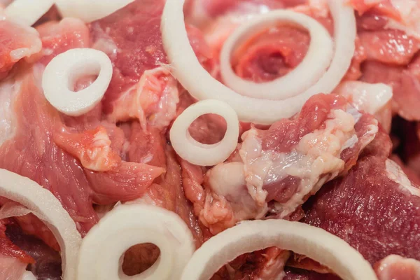 Friss Darab Nyers Hús Hagymakarikákkal Textúra Háttér Vörös Szaftos Húsdarabok — Stock Fotó