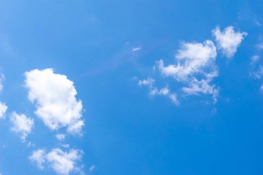 Beyaz bulutlar mavi gökyüzünde güneşli bir günde arka plan dokusunda