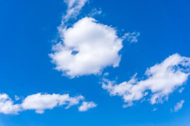 Beyaz bulutlar mavi gökyüzünde güneşli bir günde arka plan dokusunda