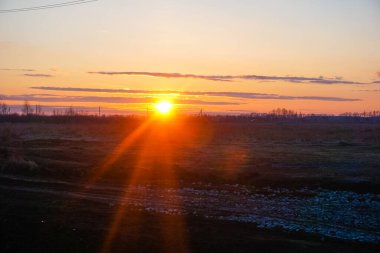 Tarlada sıcak bir akşamda gün batımı, yaz manzarası