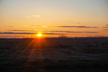 Tarlada sıcak bir akşamda gün batımı, yaz manzarası