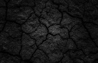Siyah çatlamış gri toprak dokusu arka plan, koyu ve doğranmış gri toprak, eski çatlak karanlık zemin, yakın plan, erozyon