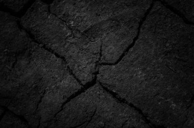 Siyah çatlamış gri toprak dokusu arka plan, koyu ve doğranmış gri toprak, eski çatlak karanlık zemin, yakın plan, erozyon