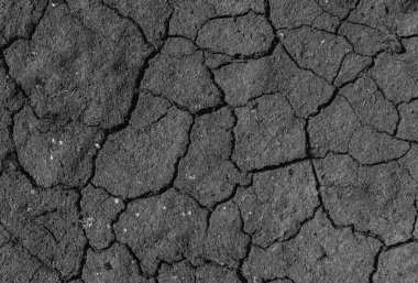 Siyah çatlamış gri toprak dokusu arka plan, koyu ve doğranmış gri toprak, eski çatlak karanlık zemin, yakın plan, erozyon
