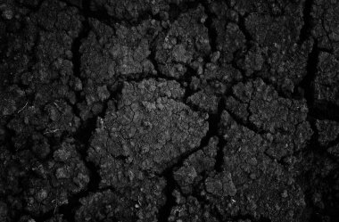 Siyah çatlamış gri toprak dokusu arka plan, koyu ve doğranmış gri toprak, eski çatlak karanlık zemin, yakın plan, erozyon