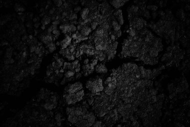 Siyah çatlamış gri toprak dokusu arka plan, koyu ve doğranmış gri toprak, eski çatlak karanlık zemin, yakın plan, erozyon