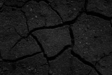 Siyah çatlamış gri toprak dokusu arka plan, koyu ve doğranmış gri toprak, eski çatlak karanlık zemin, yakın plan, erozyon