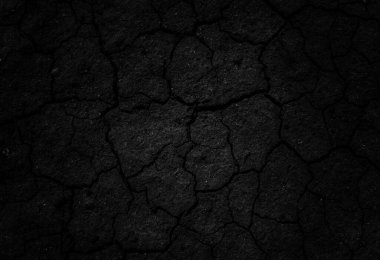 Siyah çatlamış gri toprak dokusu arka plan, koyu ve doğranmış gri toprak, eski çatlak karanlık zemin, yakın plan, erozyon