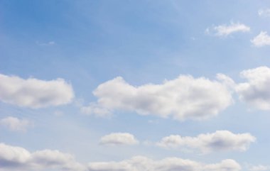 Mavi gökyüzü arka planında, güneşli gün dokusuyla sirk bulutları.