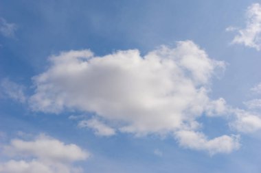 Mavi gökyüzü arka planında, güneşli gün dokusuyla sirk bulutları.