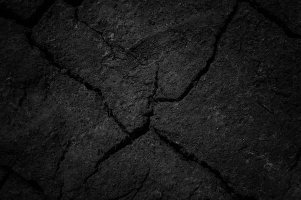 Siyah çatlamış gri toprak dokusu arka plan, koyu ve doğranmış gri toprak, eski çatlak karanlık zemin, yakın plan, erozyon