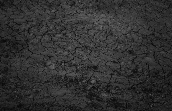 灰色土壤质地背景的黑色裂隙表面 深色干裂的灰土 旧的裂隙黑暗地面 — 图库照片