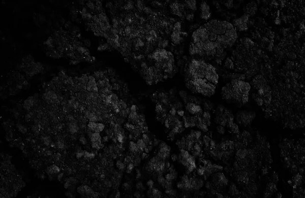 Siyah çatlamış gri toprak dokusu arka plan, koyu ve doğranmış gri toprak, eski çatlak karanlık zemin, yakın plan, erozyon