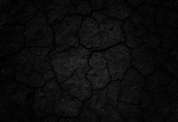 Siyah çatlamış gri toprak dokusu arka plan, koyu ve doğranmış gri toprak, eski çatlak karanlık zemin, yakın plan, erozyon