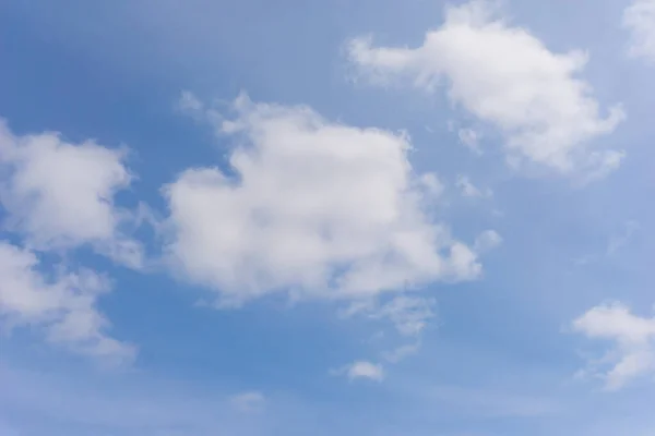 Nuvens Cirros Fundo Azul Céu Com Textura Dia Ensolarado — Fotografia de Stock