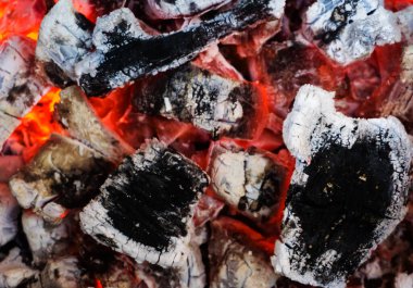 Yanan ateş közleri, canlı kömürler, arka planda yanan kömür dokusu, yakın plan, parlayan kömür