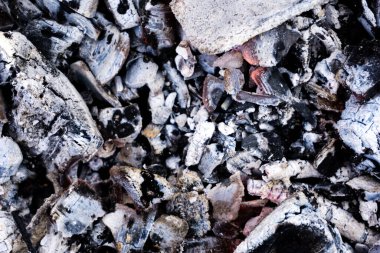 Yanan ateş közleri, canlı kömürler, arka planda yanan kömür dokusu, yakın plan, parlayan kömür