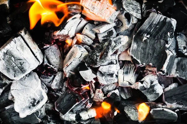 Schwelende Glut Glühende Kohlen Brennende Holzkohle Hintergrund Nahaufnahme Glühende Kohle — Stockfoto