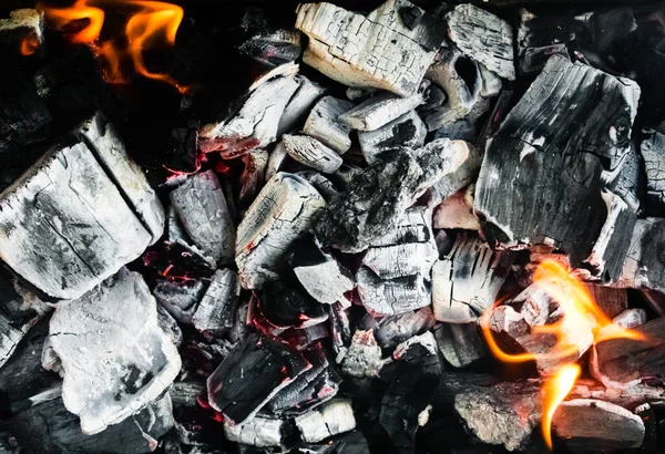 Ψιχάλες Φωτιάς Που Σιγοκαίει Κάρβουνα Ζωντανά Κάρβουνο Που Καίγεται Στην — Φωτογραφία Αρχείου