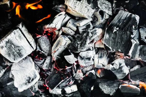 Schwelende Glut Glühende Kohlen Brennende Holzkohle Hintergrund Nahaufnahme Glühende Kohle — Stockfoto