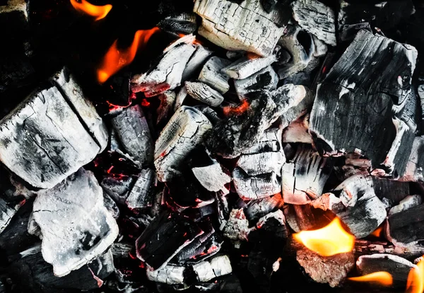 Schwelende Glut Glühende Kohlen Brennende Holzkohle Hintergrund Nahaufnahme Glühende Kohle — Stockfoto