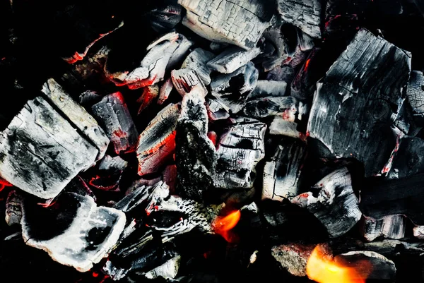 Ψιχάλες Φωτιάς Που Σιγοκαίει Κάρβουνα Ζωντανά Κάρβουνο Που Καίγεται Στην — Φωτογραφία Αρχείου