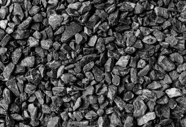 Siyah yol taşları çakıl dokusu, inşaat için kayalar ezilmiş granit çakıl taşlarının koyu arkaplanı, küçük kayalar, yakın çekim.