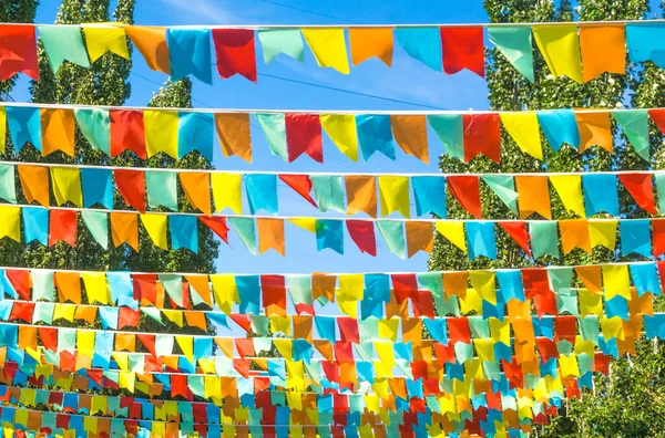 Bunte Fahnen Dreiecksform Vor Blauem Himmel Und Bäumen Gute Hintergrundinformationen — Stockfoto