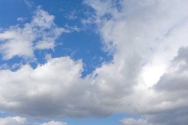 Mavi gökyüzü arkaplan dokusunda sirus bulutları