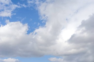 Mavi gökyüzü arkaplan dokusunda sirus bulutları