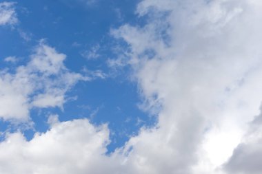Mavi gökyüzü arkaplan dokusunda sirus bulutları
