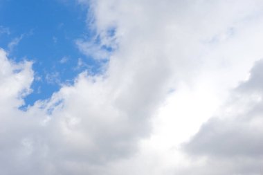 Mavi gökyüzü arkaplan dokusunda sirus bulutları