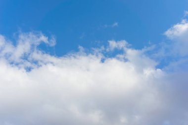 Mavi gökyüzü arkaplan dokusunda sirus bulutları