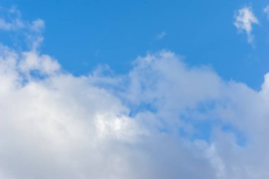 Mavi gökyüzü arkaplan dokusunda sirus bulutları