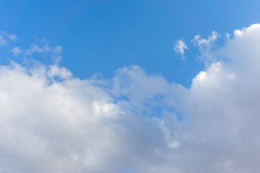 Mavi gökyüzü arkaplan dokusunda sirus bulutları