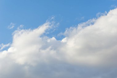 Mavi gökyüzü arkaplan dokusunda sirus bulutları
