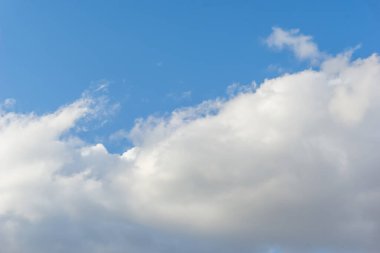 Mavi gökyüzü arkaplan dokusunda sirus bulutları