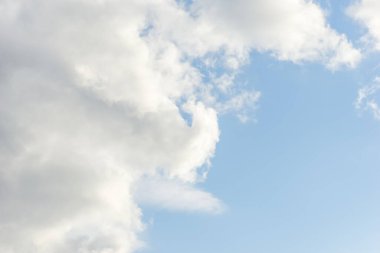 Mavi gökyüzü arkaplan dokusunda sirus bulutları