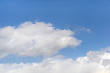 Cirrus bulutları mavi gökyüzü arka planı